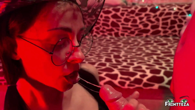 Frintteza: Симпатичная возбужденная ведьма получает глубокую глотку и анальный кримпай