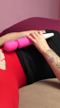 Liliana gebruikt twee speeltjes voor een enorm orgasme