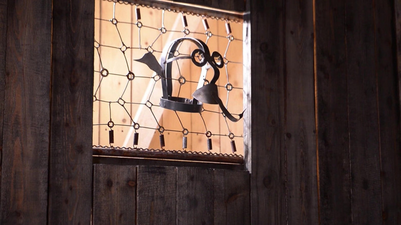 BDSM Deutschland: 纹身壮男狠操两个纹身荡妇与巨大的假奶硬肛交和喷颜射！