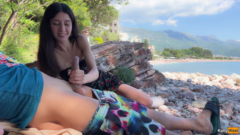 Katty West: เสี่ยงโชว์ควยกลางแจ้งบนชายหาด - จับควยเขาแล้วช่วยให้แตก