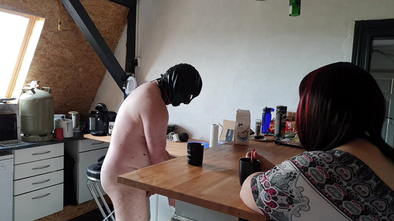 Femdom-Team-German: Limpando a cozinha com ovos fixos trabalhos domésticos com uma...