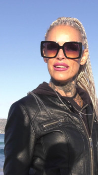 Une MILF tatouée se fait tremper de sperme après une chevauchée déjantée