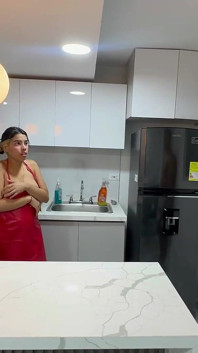 Mă întâlnesc cu sora mea vitregă singură în șorț în bucătărie
