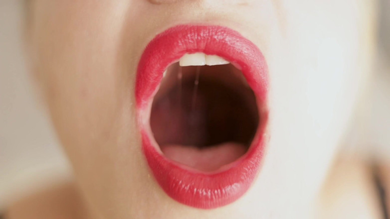 Mrs Peachesxx: Look Into My Mouth