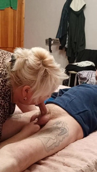 Meine schwiegermutter unterbrach meinen handjob, gab mir einen tiefen blowjob und schluckte mein sperma
