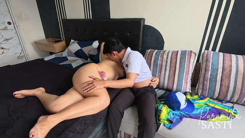 momi_itha_: Doručovatel má štěstí a šuká sexy Momi Itha