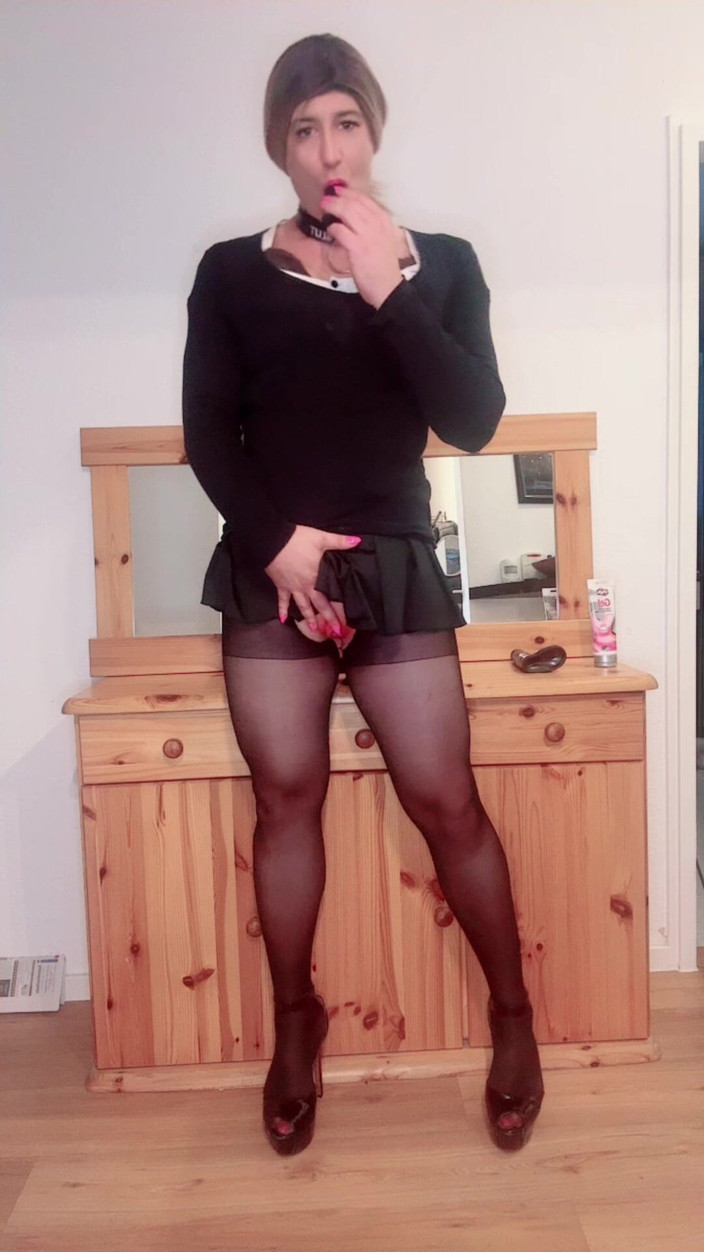SissyDaniella: Kadın kılıklı yeni amcık deliğini sikiyor