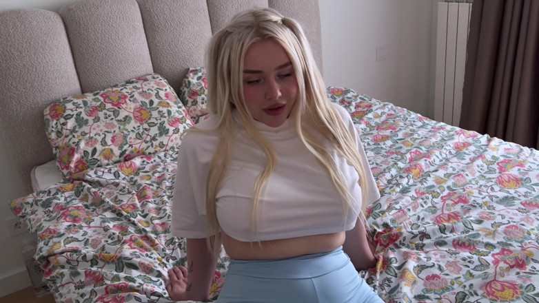 Blondessa: Chị kế của tôi mặc quần legging đang chơi thể thao...