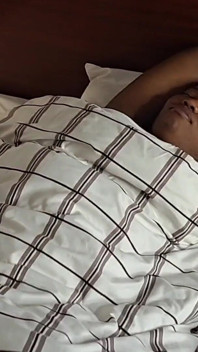 Cewek sange ini lagi asik masturbasi memeknya di kamar mandi