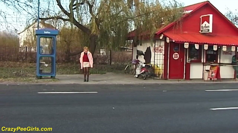 Crazy pee girls: Nylonová žena čůrá na ulici