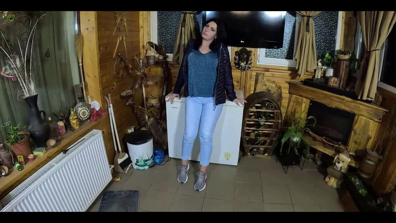 MilfyCalla: Мамка з верблюжою лапкою тверкає в джинсах, мінет і кінчає на мою пухку куртку 334