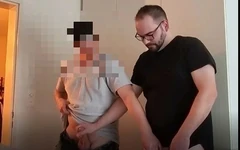 내 방에서 자위하는 동안 호기심 많은 배관공이 나를 놀라게 했습니다.