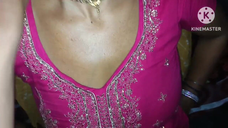 Kavita69: Kavita la bhabhi se retourne quand elle se changeait pour...