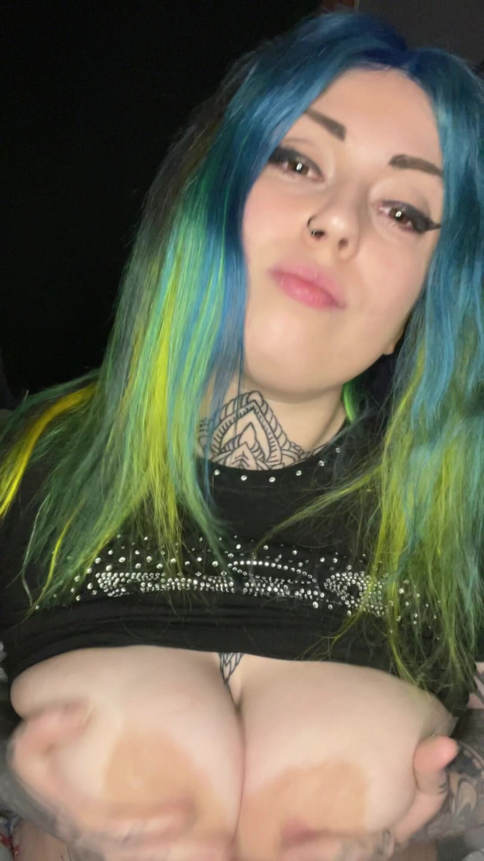 Miss Valentina: ビッグティティ・アヘガオ・ゴス・プリンセス