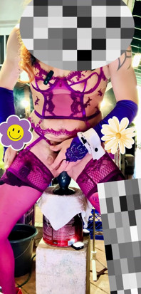 Trans latina sexy en lencería caminando afuera con consolador anal