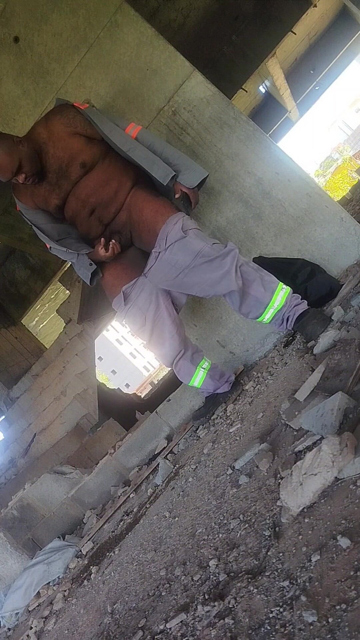 TheBlacKHunterr: Masturbarse oliendo a botas