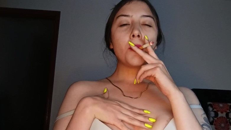 Golden domme: Fumat senzual - Full HD 1080p Mp4