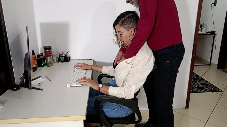 Gabi SweetCouplesStories: Träffa chefen på den första dagen av jobbet.