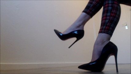 Inkeddutch: Piedi altamente inarcati di Louboutins neri e bianchi JOI