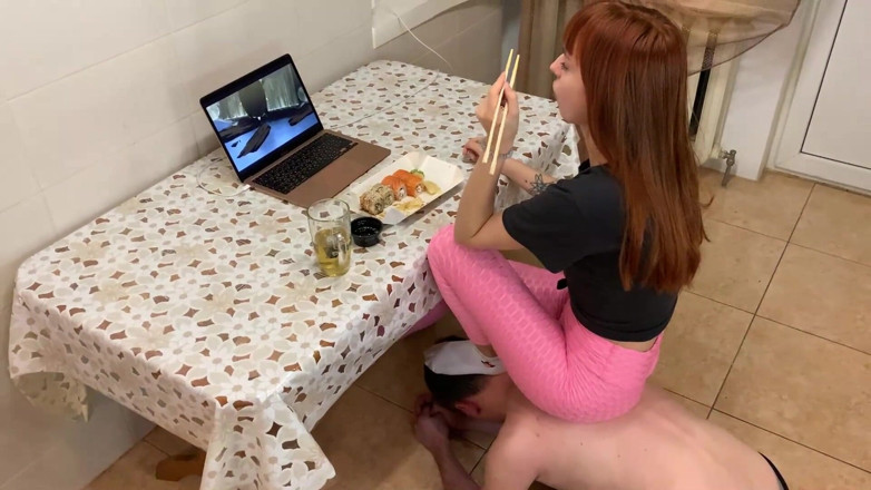 Petite Princesses Femdom: Kira hat das abendessen in der küche mit ihrem freund...