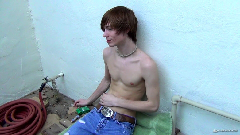 Boys Smoking: Ashton fuma e accarezza fuori