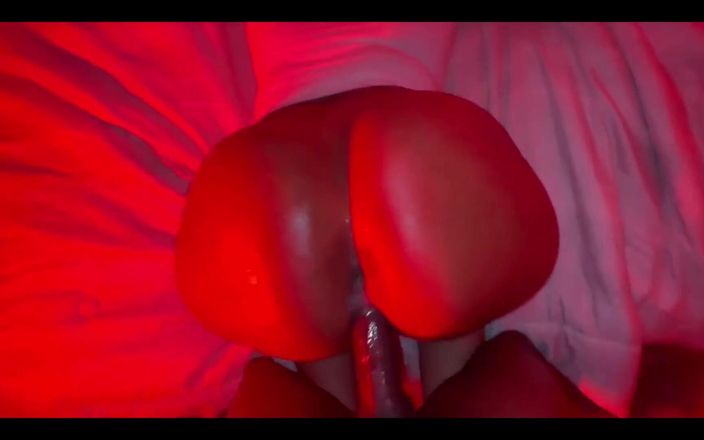 Bigbootybackshotz: 火辣厚实的黑人邻居好奇她的隔壁邻居