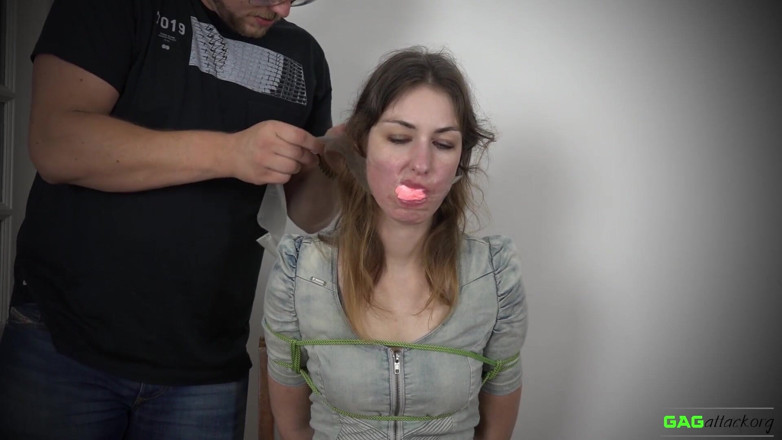 Gag Attack: Pearl - PVC-tape mond gesnoerd