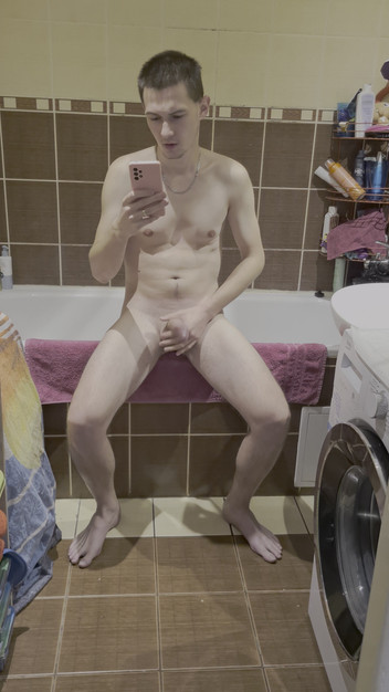 Fap_man93: Ung pappa som runkar av sin stora kuk i badrummet...