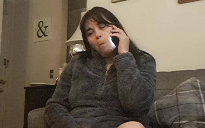 Mommy big hairy pussy: Un appel cellulaire fait masturber une MILF
