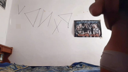 hael: Našel jsem ji v jejím pokoji, jak se převléká, a...