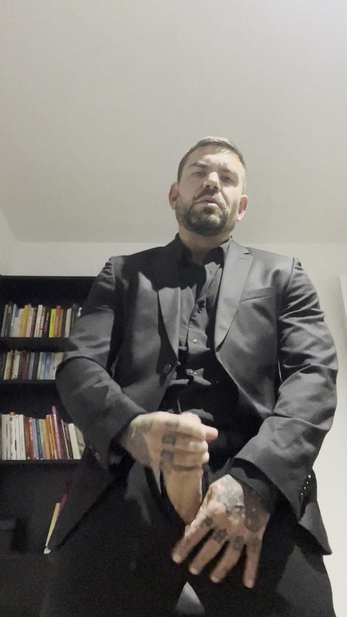 Juan Lucho Gay: Pohledný Chlap Masturbuje V Obleku
