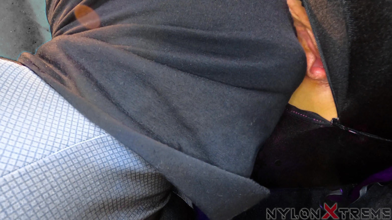 Nylon Xtreme: 第一人称视角 Nora Fox 与 zentai 在太空性交