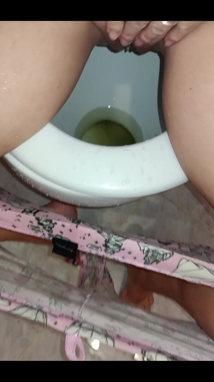 FrauleinP: Возбужденная мокрая киска писает, трахает пальцами крупным планом