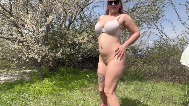 Emeli: Outdoor Strip Tease and Squirt