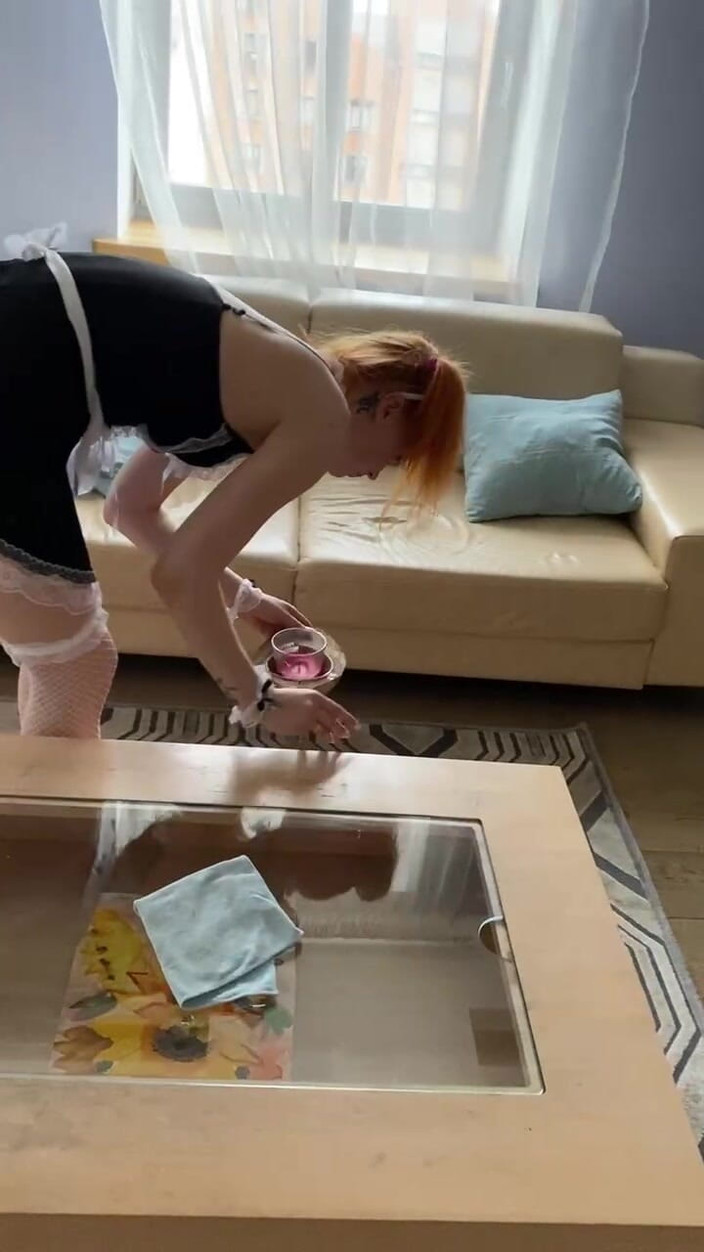 Sheryl X Sinclair: Zlobivá služebná si hraje sama se sebou ve vašem obývacím...