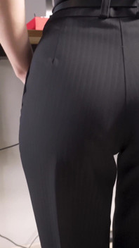 Secretaria amateur en pantalones de oficina provoca su línea visible de bragas