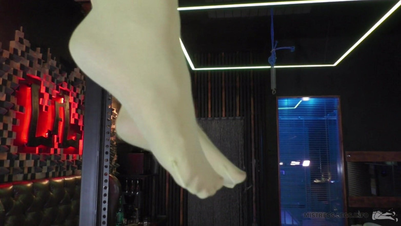 Mistress Legs: Мои ступни в нейлоне над твоим лицом