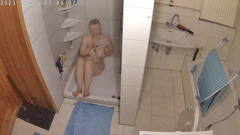 KittieNoOne: Erwischt beim entspannen unter der dusche