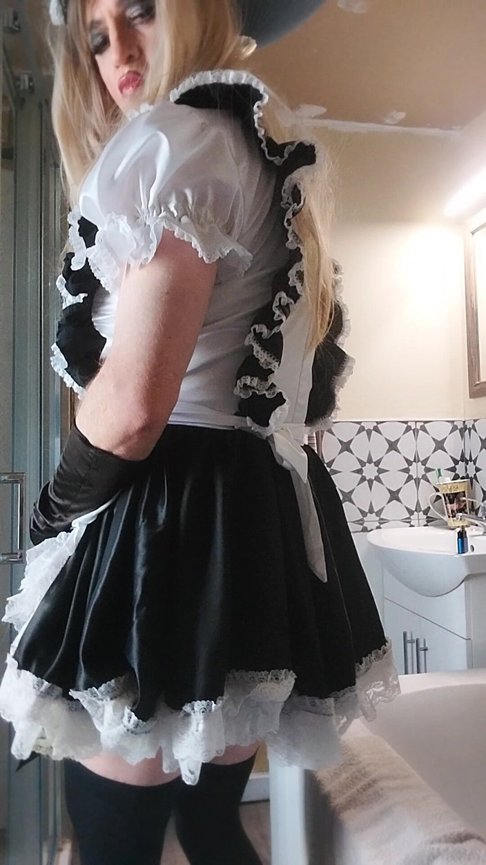 Cindy Belfast: いたずらなシシーメイドが勤務中に射精する