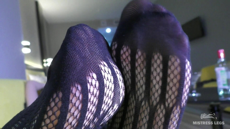 Mistress Legs: Пальцы ног колышутся в черном сетчатом боди