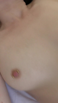 Britney Dutch, fêtarde, reçoit un dans un trio anal - immoral en direct 4k