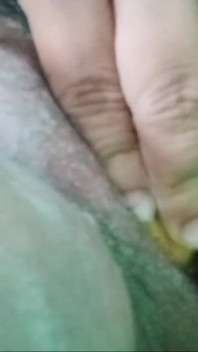 Sexy Filipijnse milf heeft plezier met het vullen van fruit in mijn poesje