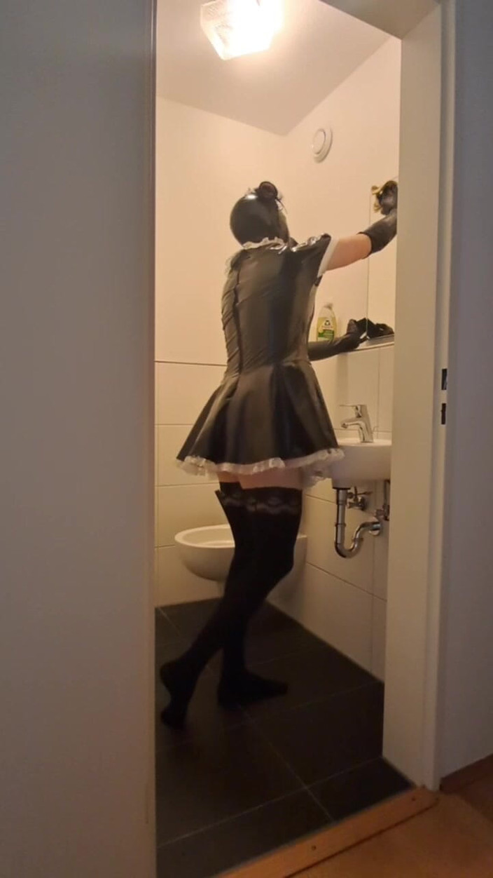 2GirlTs1Cock: Otrokyně Sissy v kleci - čištění koupelny pro paní a jejího přítele