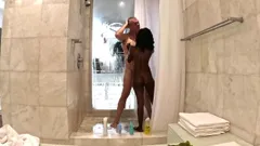 Sexy tengere zwarte milf neemt een douche met Sugar Daddy in zijn penthouse