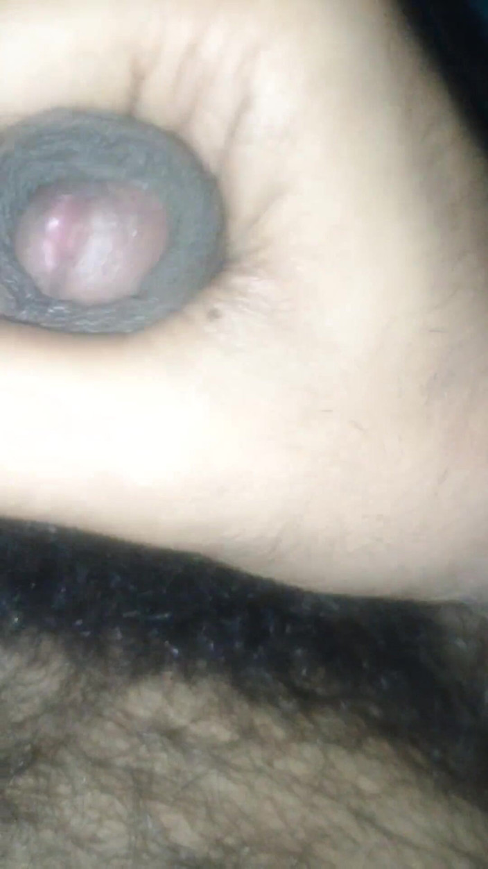 Hot_bobby: Ein junge mit großem schwanz wichst schwanz