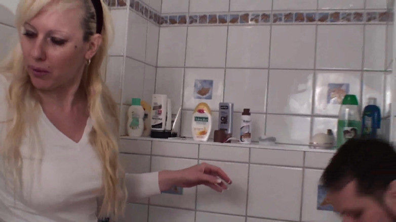 Femdom Austria: Une esclave mange ses cheveux rasés