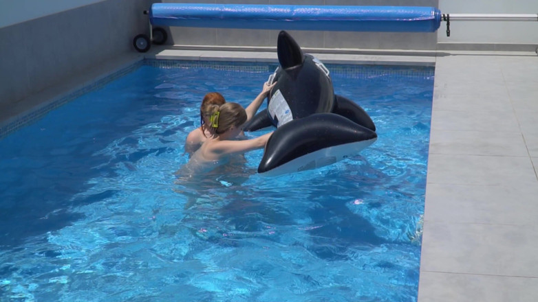 Sheryl X Sinclair: Des lesbiennes s’amusent dans une piscine avec un requin gonflable