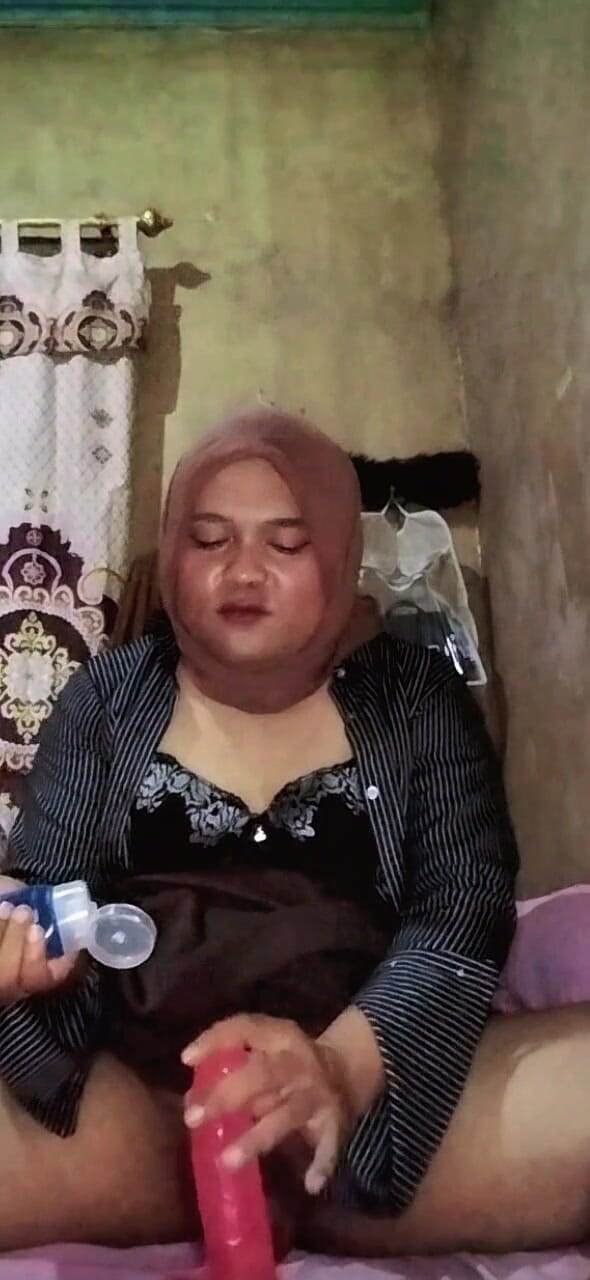 Ivvy Crossdresser: Hijab travesti está cachonda antes de ir a trabajar