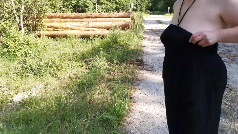 Bouncy Tits Action: saarvajnik roop se thappar maare ge stan