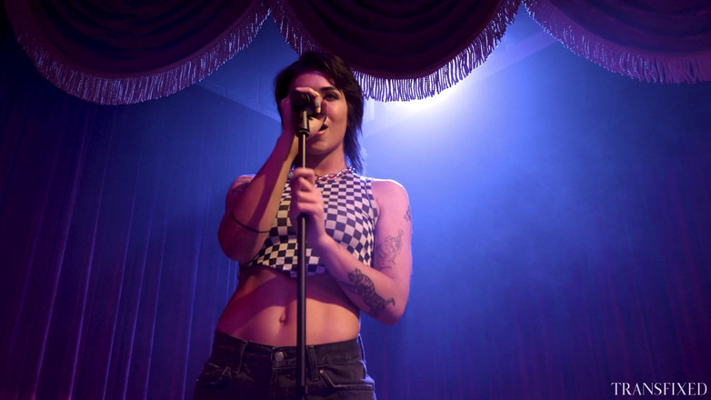 Transfixed ADULTTIME: Transfixed - trans kabaretová šéfka Brooklyn Gray nemůže odolat šukání s novou zpěvačkou...